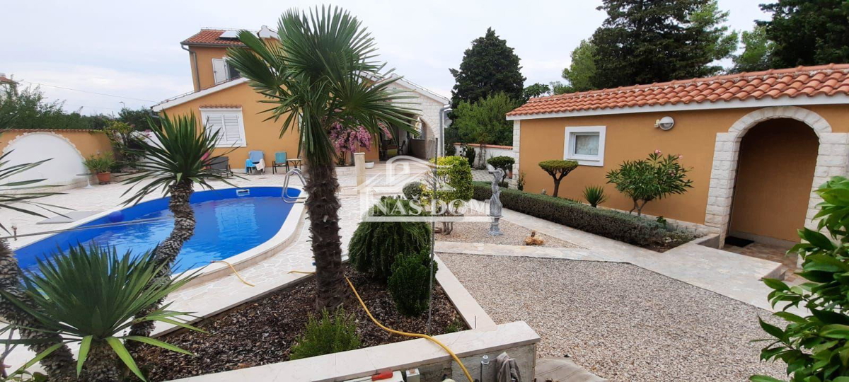 Vodice - Družinska hiša s bazenom na mirni lokaciji