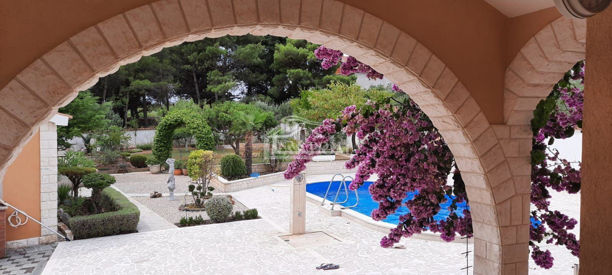 Vodice - Družinska hiša s bazenom na mirni lokaciji