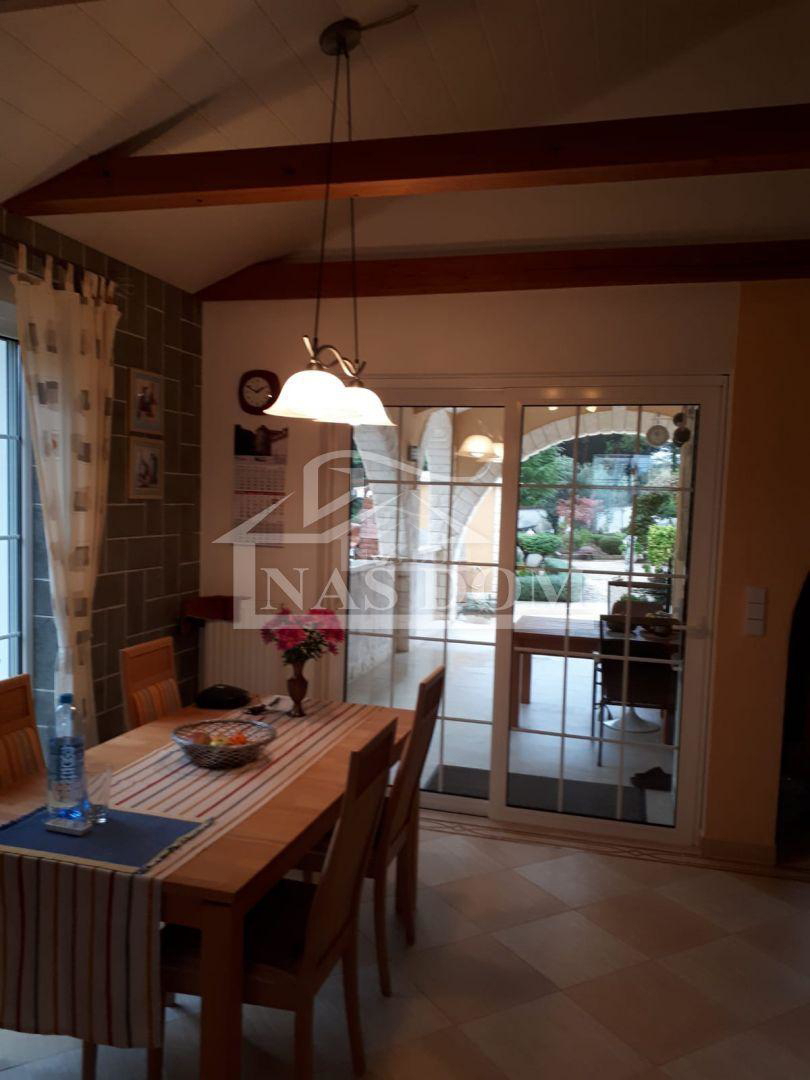 Vodice - Družinska hiša s bazenom na mirni lokaciji