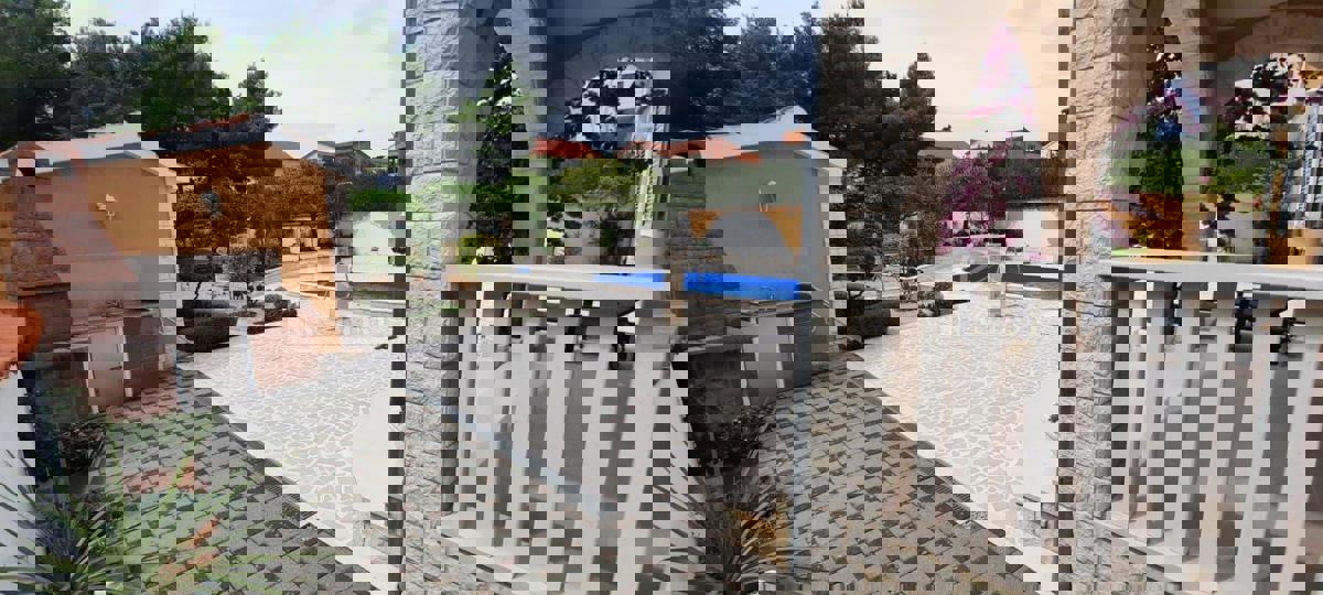 Vodice - Družinska hiša s bazenom na mirni lokaciji