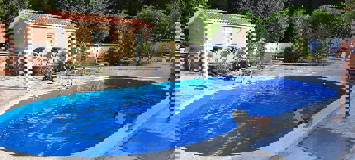 Vodice - Družinska hiša s bazenom na mirni lokaciji