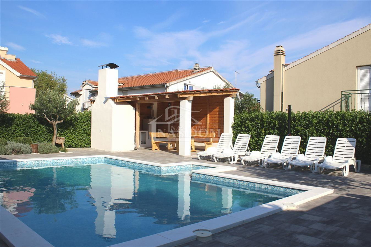 Vodice - Opremljena hiša z dvema stanovanjema, na mirni lokaciji