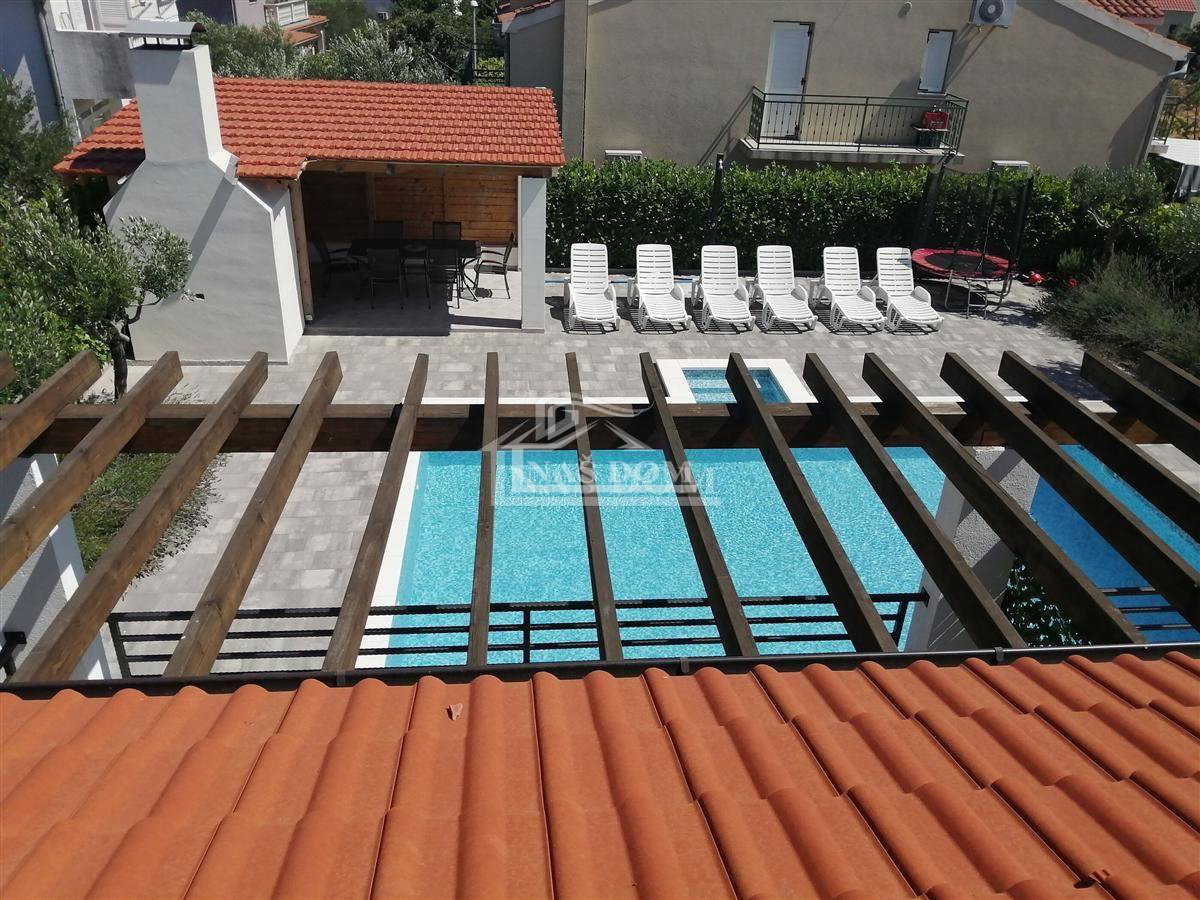 Vodice - Opremljena dvojna hiša na mirni lokaciji