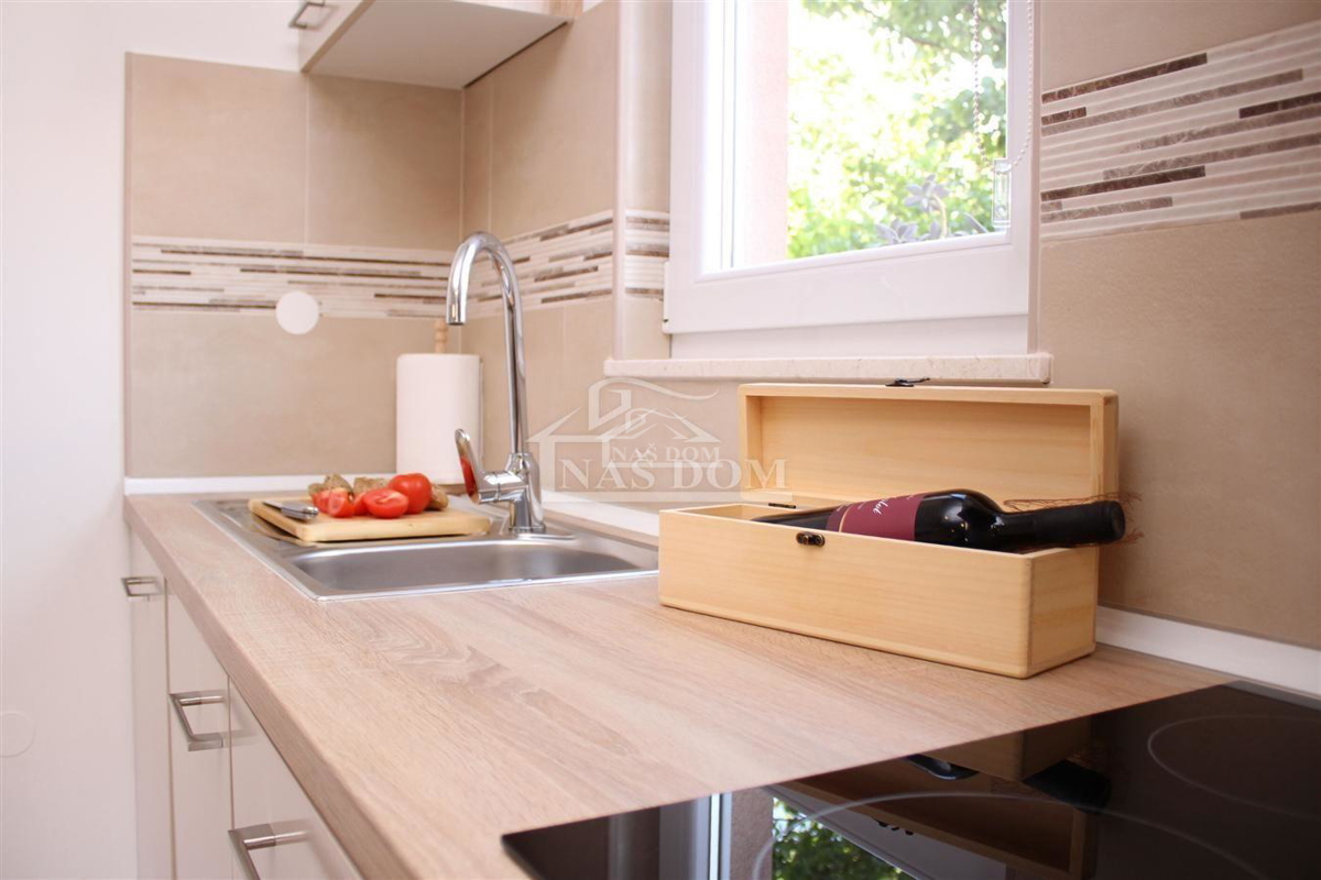 Vodice - Opremljena hiša z dvema stanovanjema, na mirni lokaciji