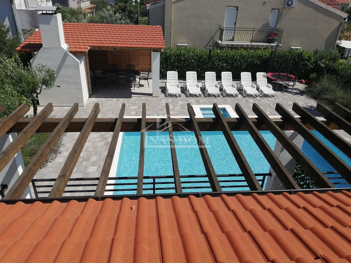 Vodice - Opremljena hiša z dvema stanovanjema, na mirni lokaciji