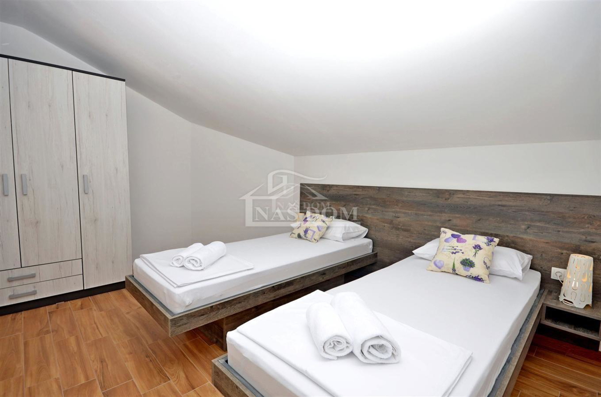 Vodice - Opremljena hiša z dvema stanovanjema, na mirni lokaciji