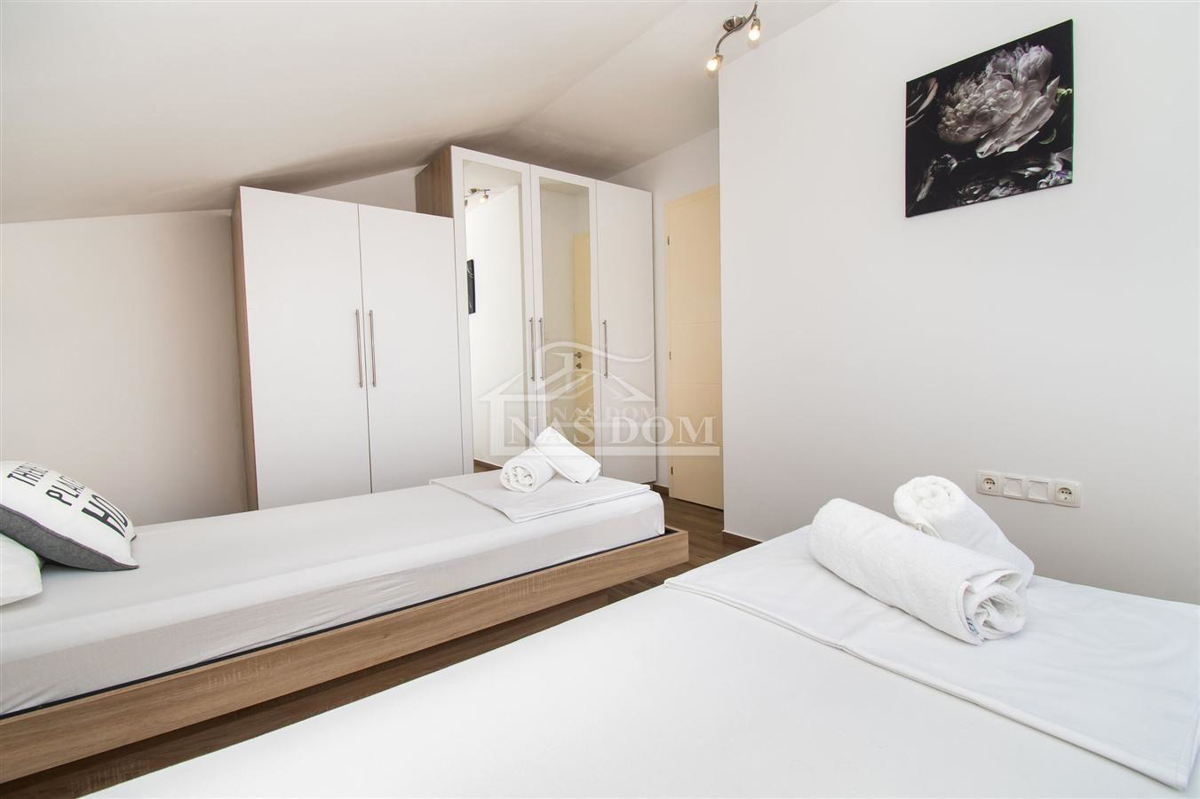 Vodice - Opremljena hiša z dvema stanovanjema, na mirni lokaciji