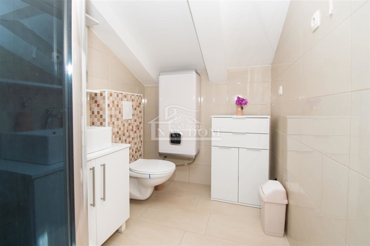 Vodice - Opremljena hiša z dvema stanovanjema, na mirni lokaciji