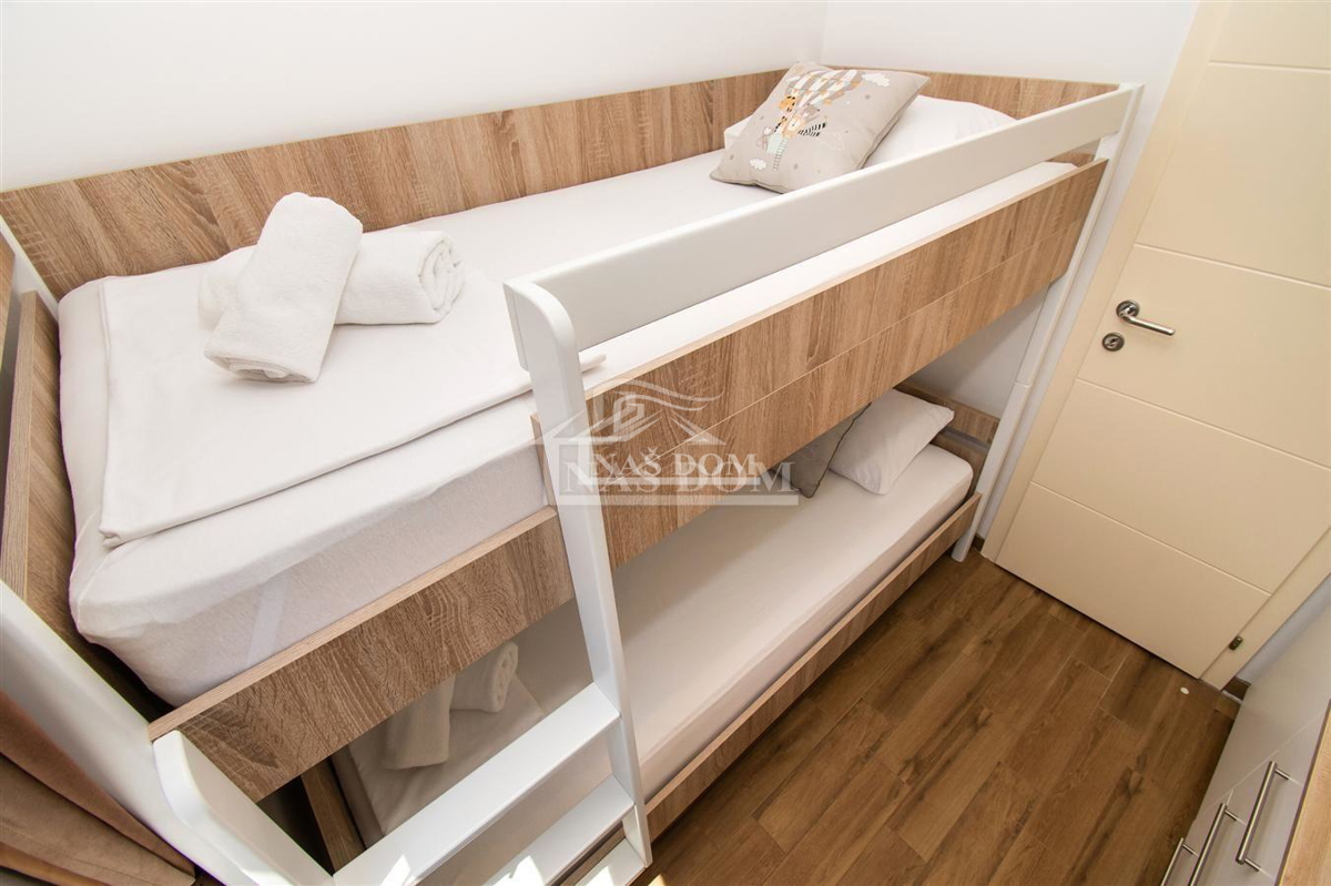 Vodice - Opremljena dvojna hiša na mirni lokaciji