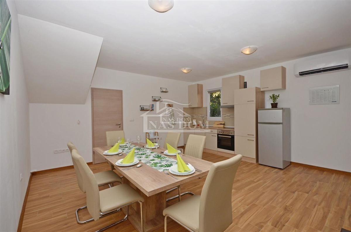 Vodice - Opremljena hiša z dvema stanovanjema, na mirni lokaciji