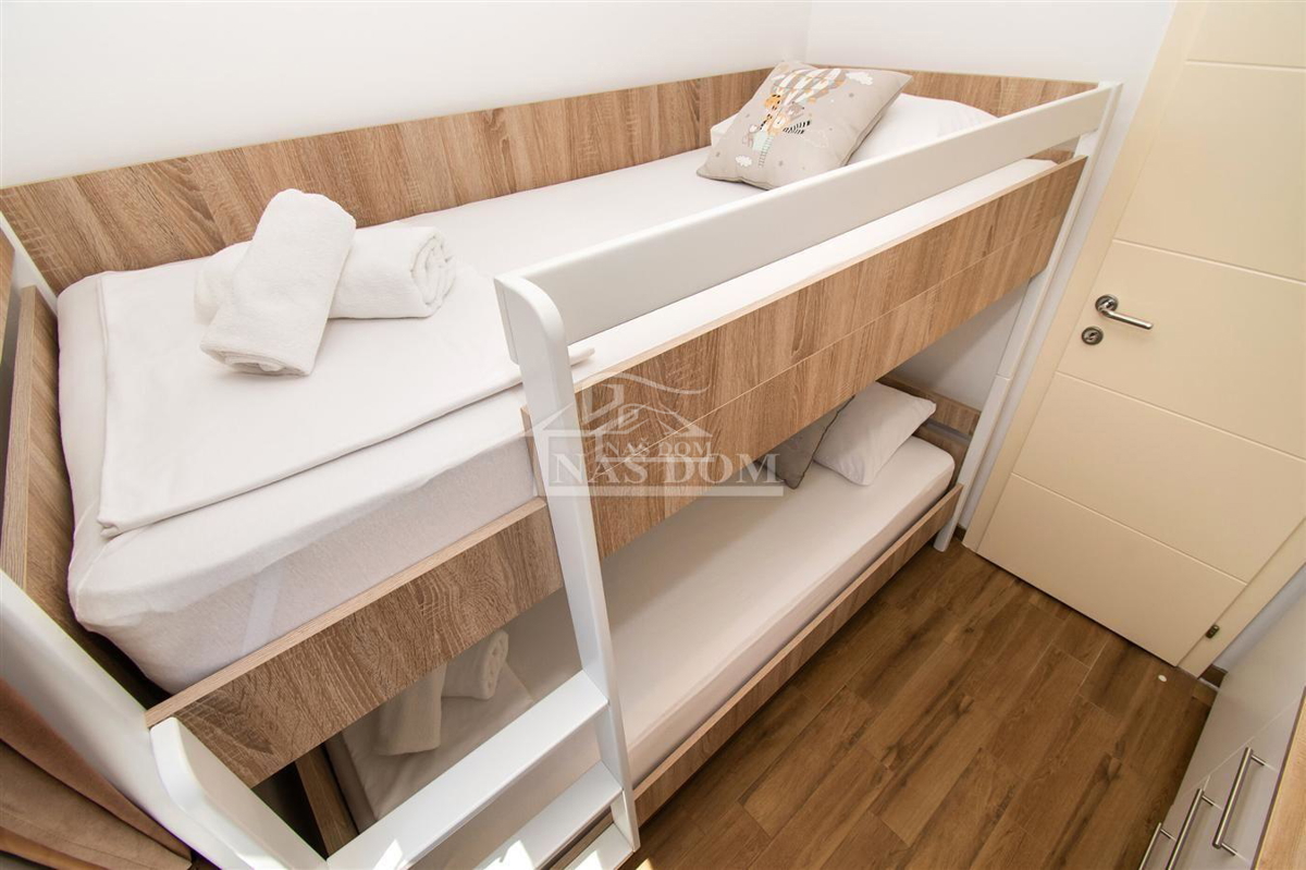 Vodice - Opremljena hiša z dvema stanovanjema, na mirni lokaciji