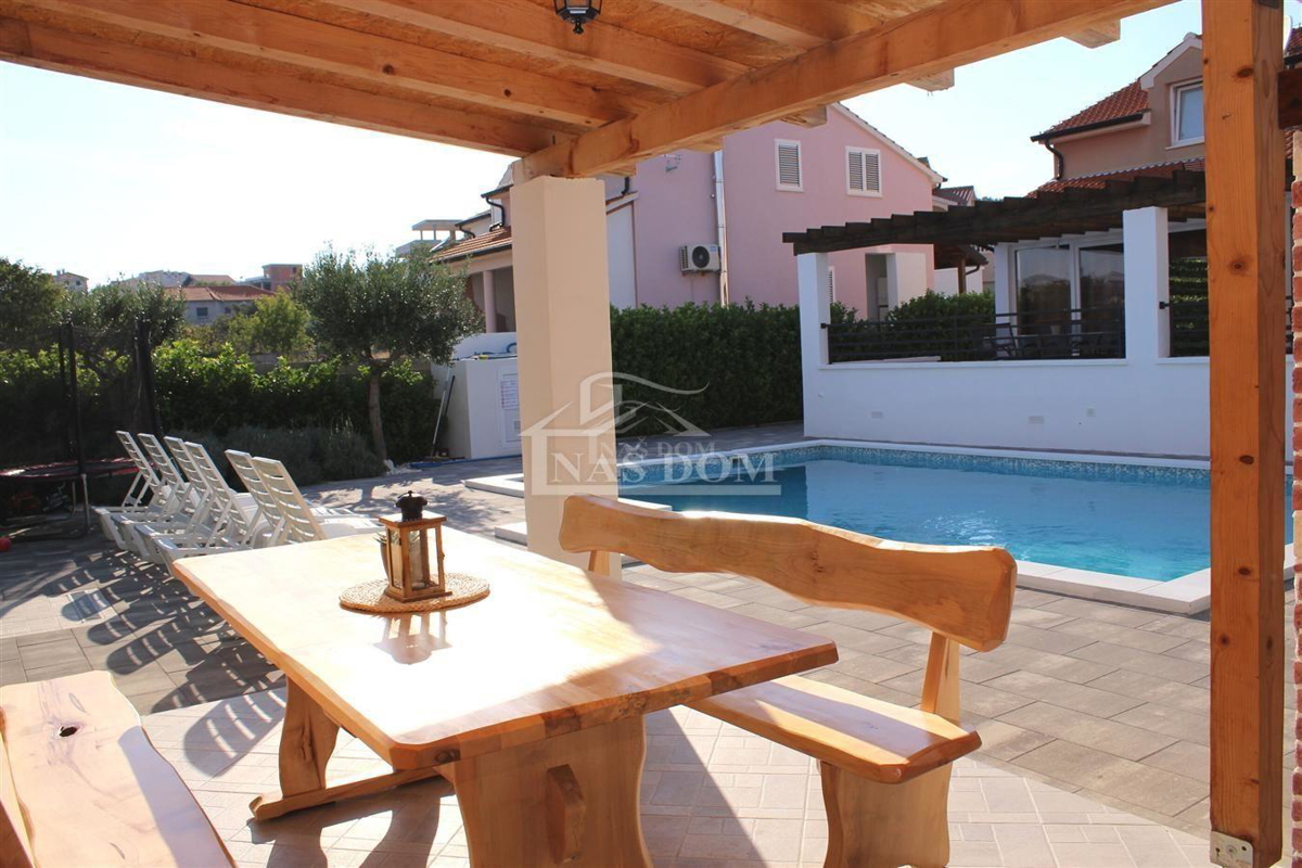 Vodice - Opremljena hiša z dvema stanovanjema, na mirni lokaciji