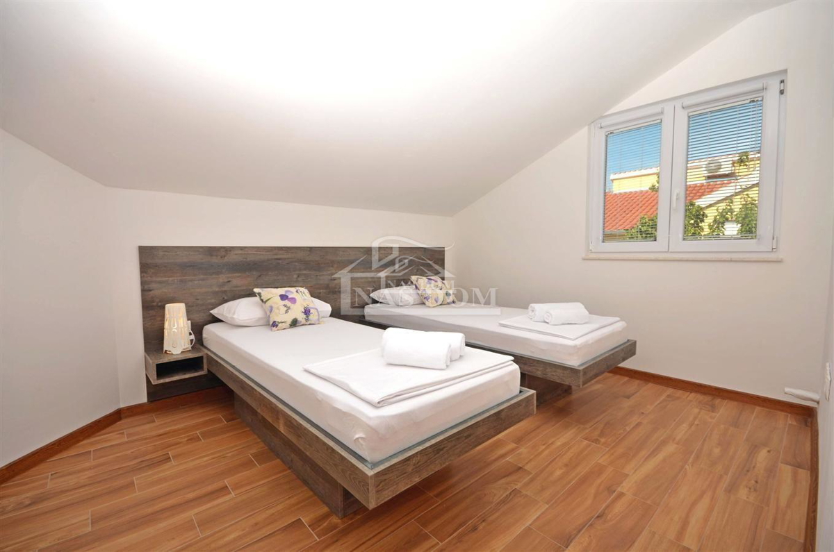 Vodice - Opremljena hiša z dvema stanovanjema, na mirni lokaciji