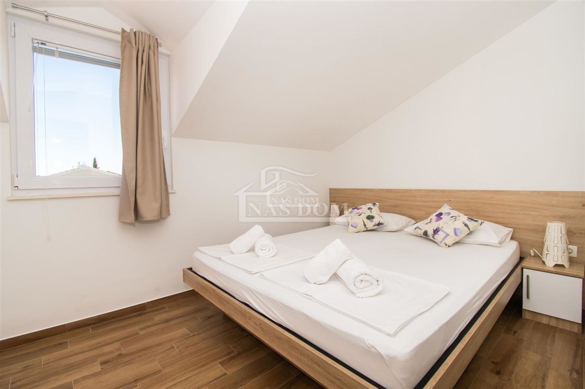 Vodice - Opremljena hiša z dvema stanovanjema, na mirni lokaciji