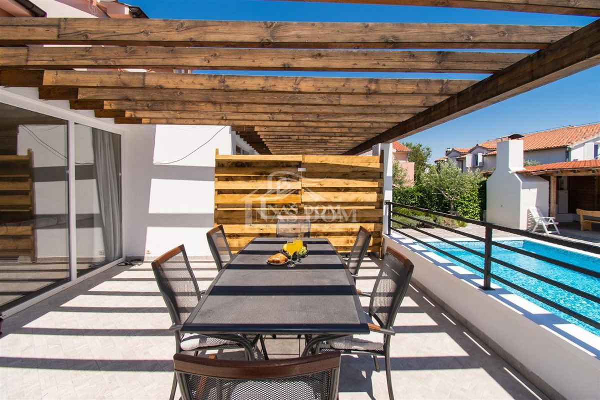 Vodice - Opremljena dvojna hiša na mirni lokaciji