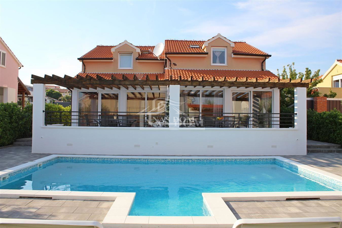 Vodice - Opremljena dvojna hiša na mirni lokaciji