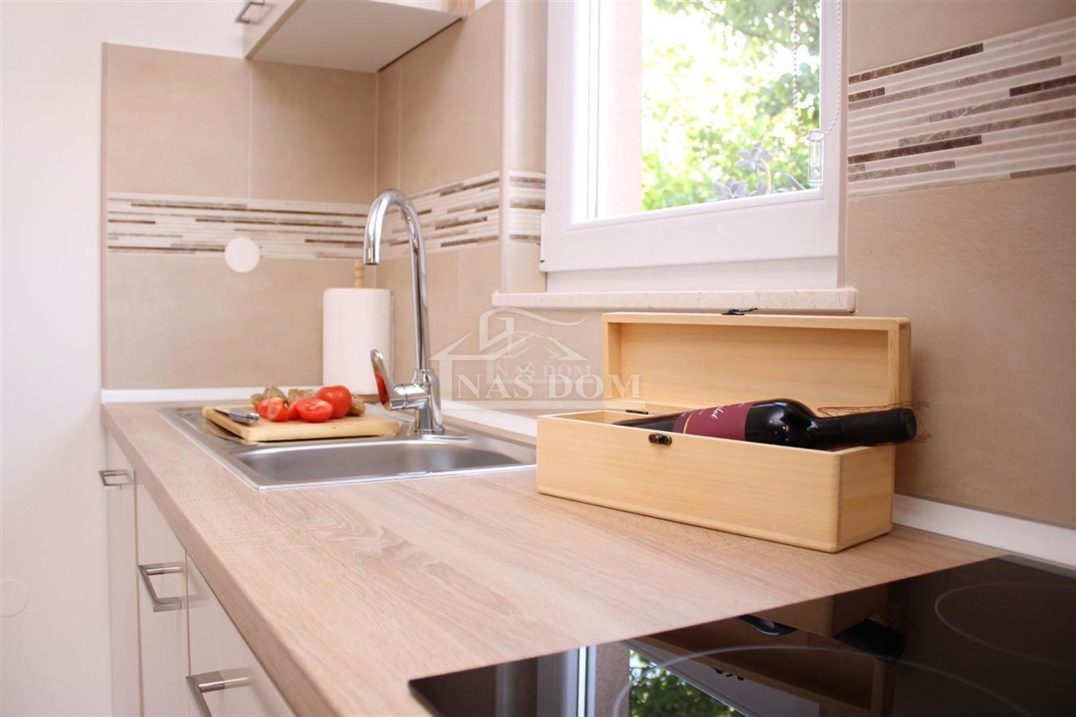 Vodice - Opremljena hiša z dvema stanovanjema, na mirni lokaciji