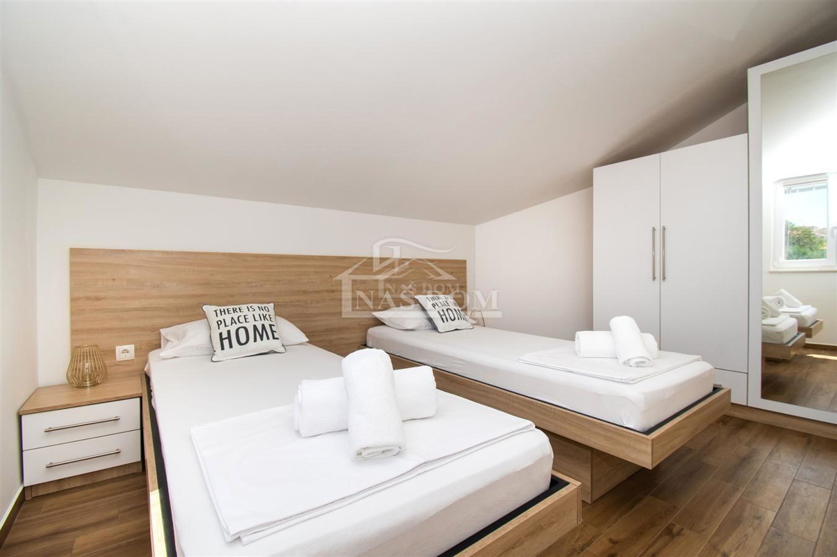 Vodice - Opremljena hiša z dvema stanovanjema, na mirni lokaciji