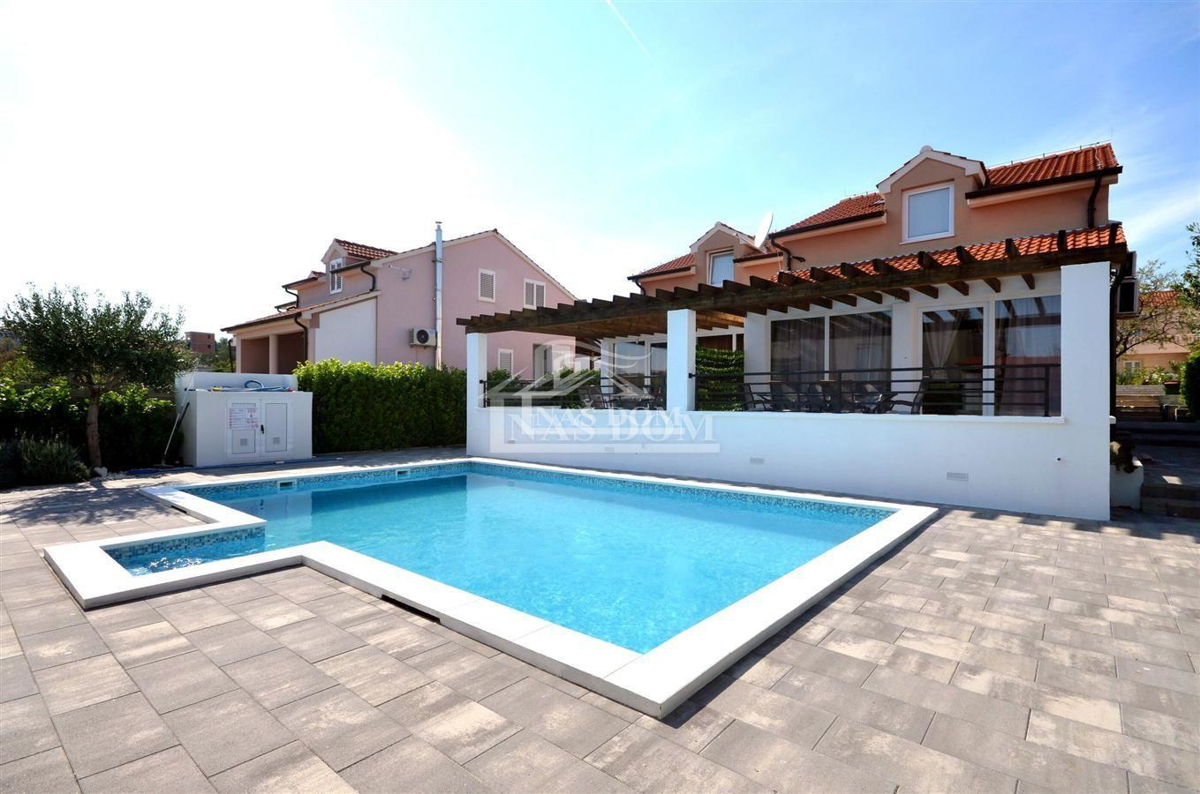 Vodice - Opremljena dvojna hiša na mirni lokaciji