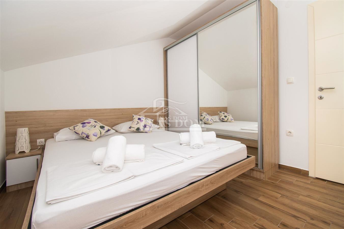 Vodice - Opremljena hiša z dvema stanovanjema, na mirni lokaciji