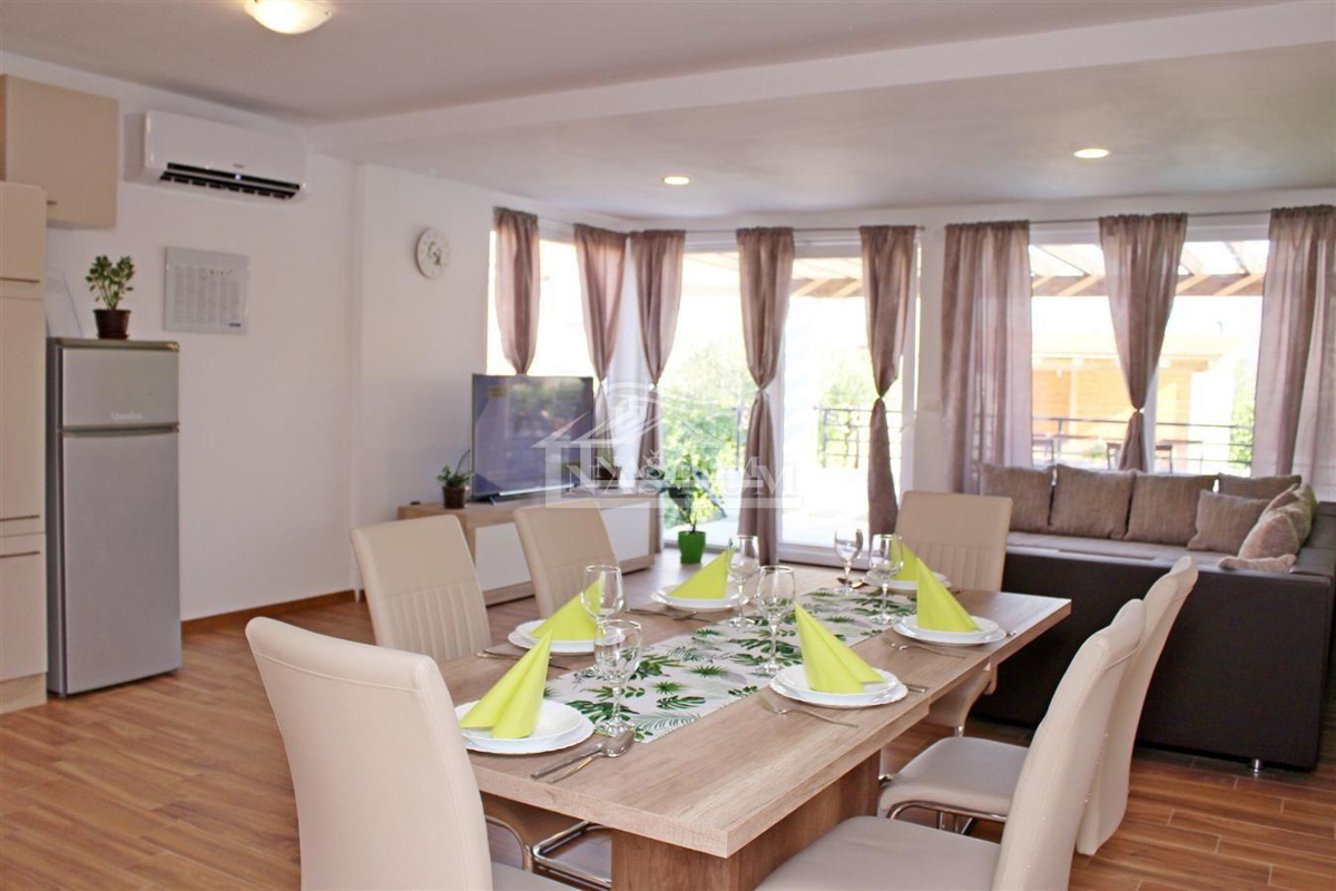 Vodice - Opremljena dvojna hiša na mirni lokaciji