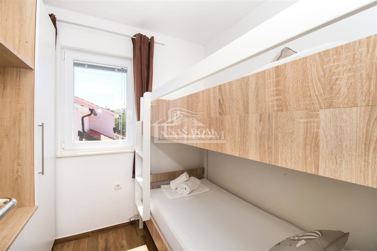 Vodice - Opremljena dvojna hiša na mirni lokaciji