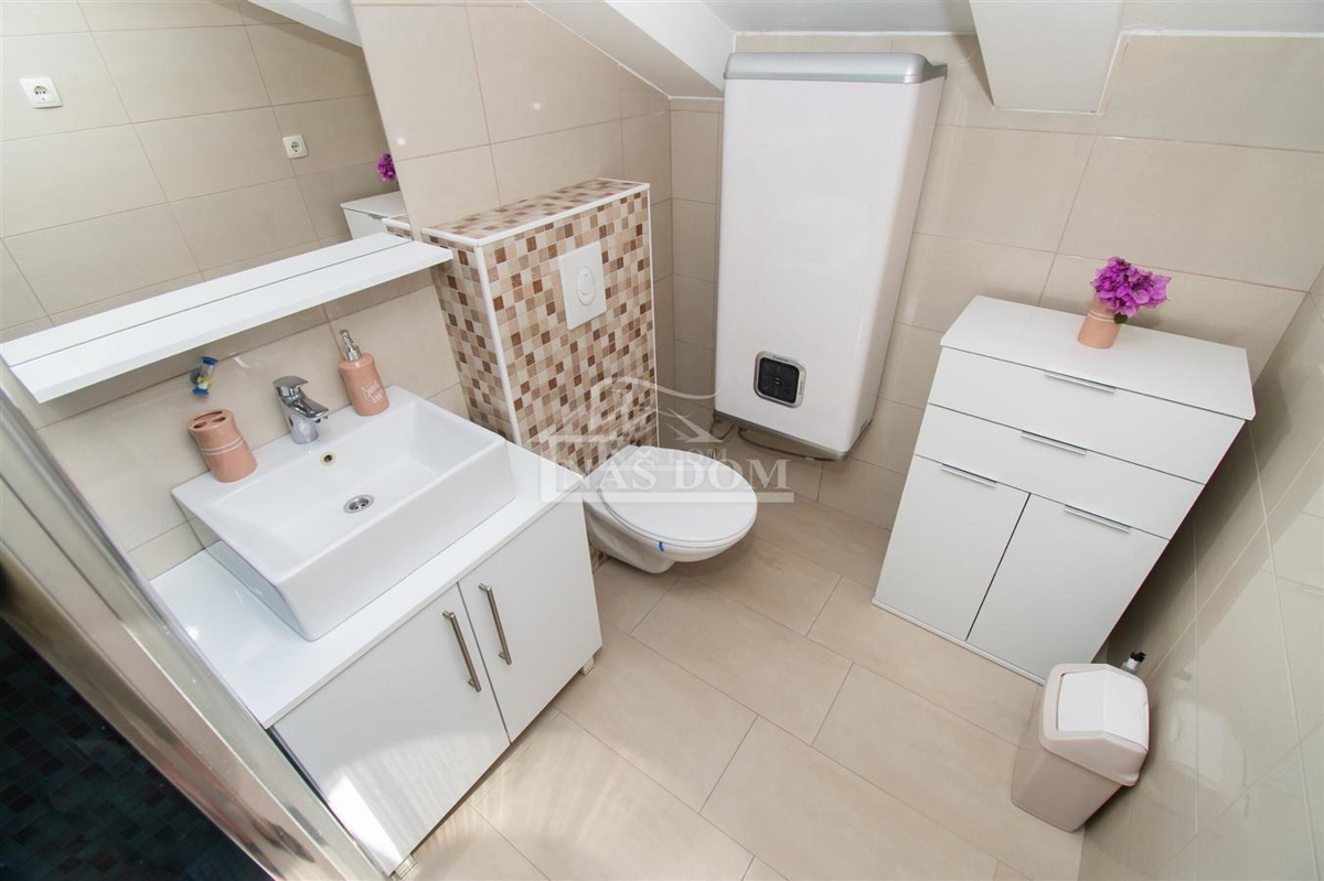 Vodice - Opremljena hiša z dvema stanovanjema, na mirni lokaciji