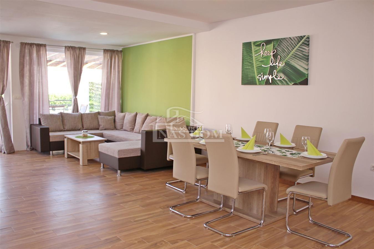 Vodice - Opremljena hiša z dvema stanovanjema, na mirni lokaciji