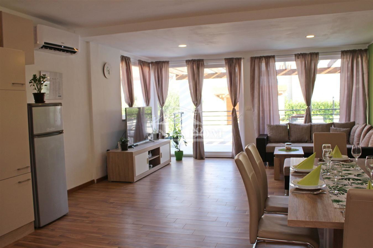 Vodice - Opremljena dvojna hiša na mirni lokaciji