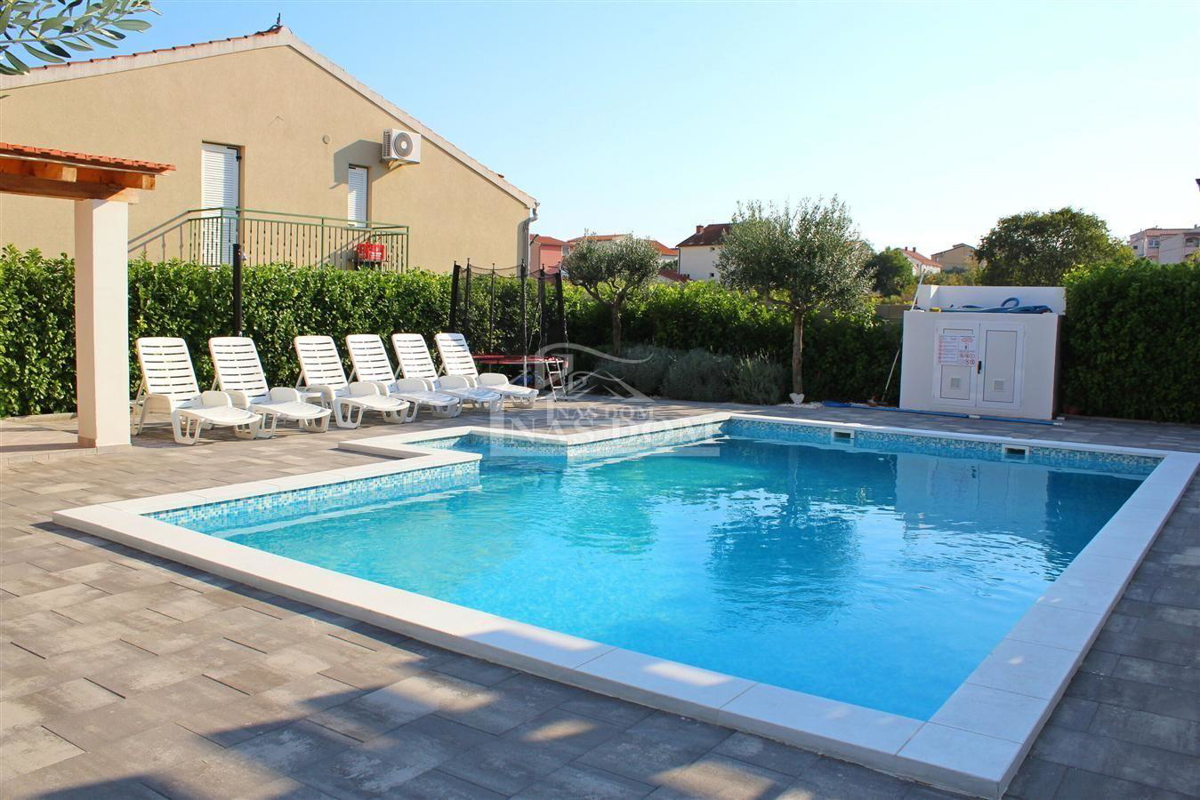 Vodice - Opremljena hiša z dvema stanovanjema, na mirni lokaciji