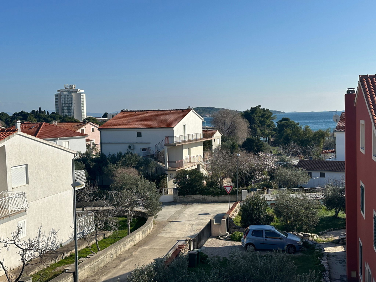 Vodice - S2 stan s krovno teraso, pogled na morje 150 m od plaže