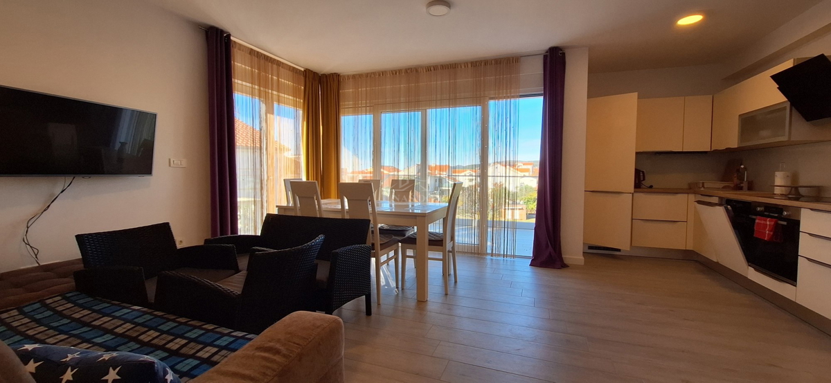 Vodice, Srima - Stan 2S+DB, II nadstropje, 120 m od plaže