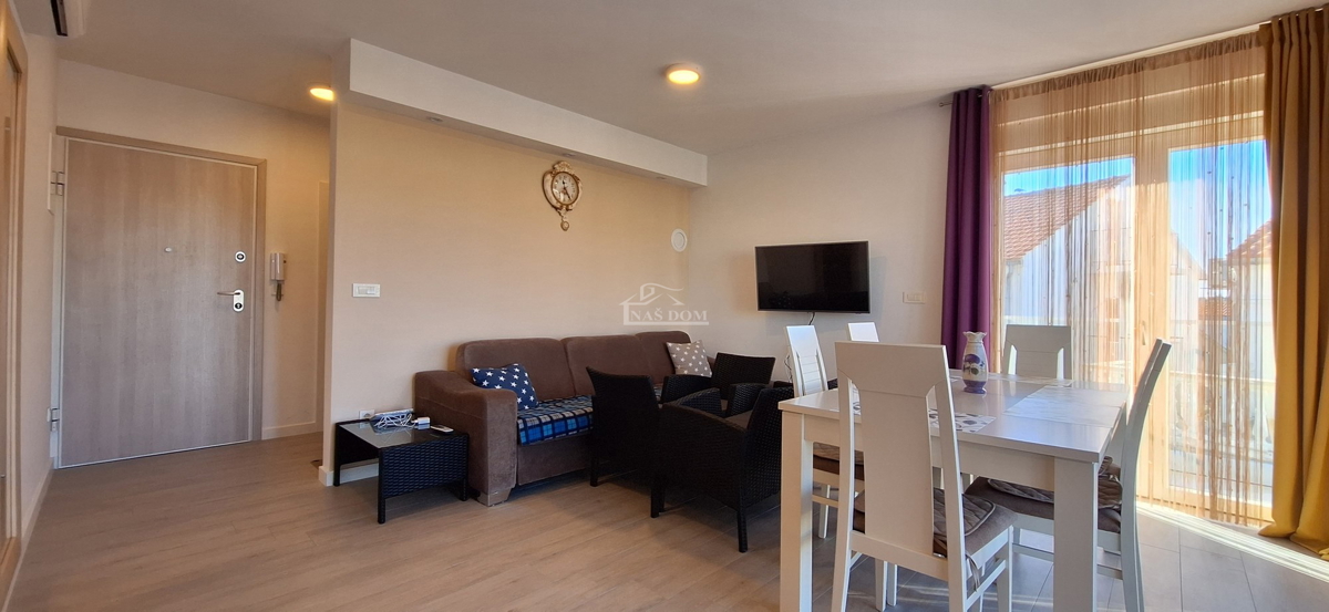 Vodice, Srima - Stan 2S+DB, II nadstropje, 120 m od plaže