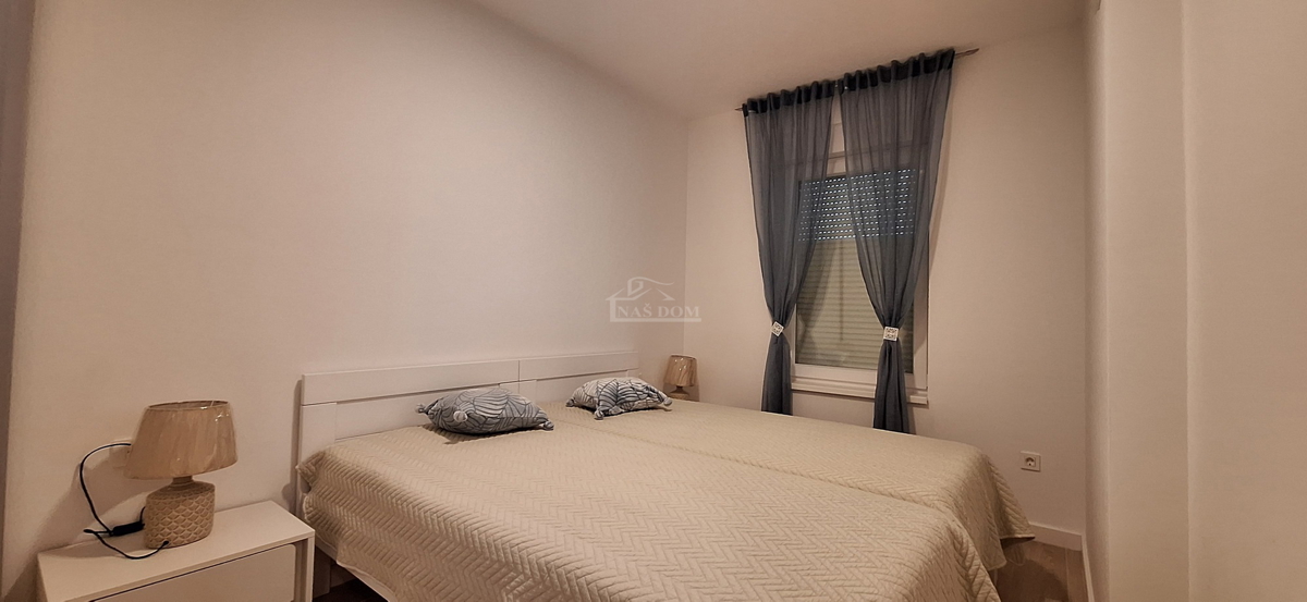 Vodice, Srima - Stan 2S+DB, II nadstropje, 120 m od plaže