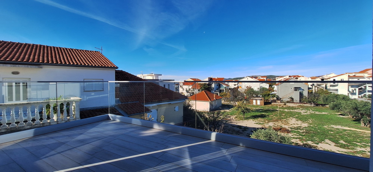 Vodice, Srima - Stan 2S+DB, II nadstropje, 120 m od plaže