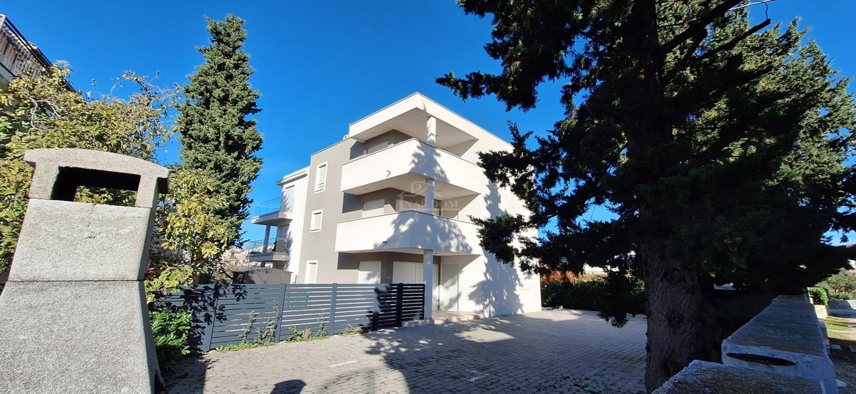 Vodice, Srima - Stan 2S+DB, II nadstropje, 120 m od plaže