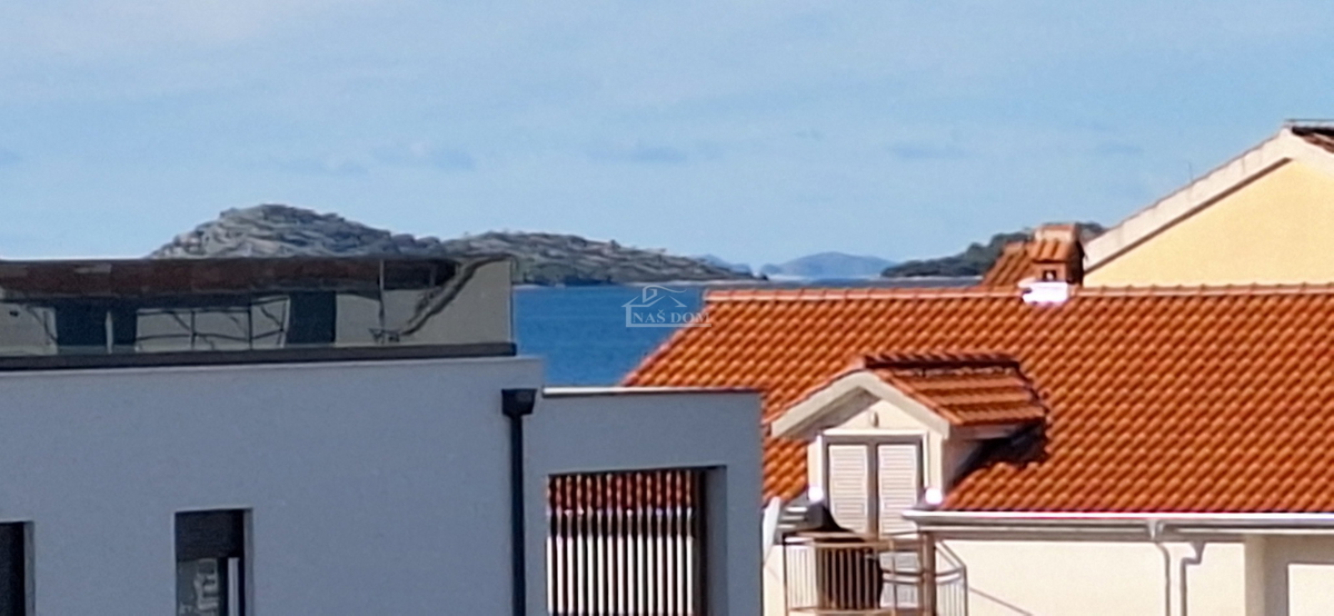 Vodice, Srima - Stan 2S+DB, II nadstropje, 120 m od plaže