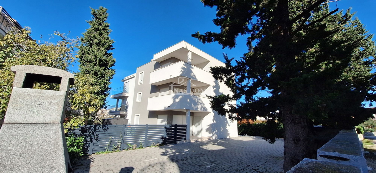 Vodice, Srima - Stan 2S+DB, II nadstropje, 120 m od plaže