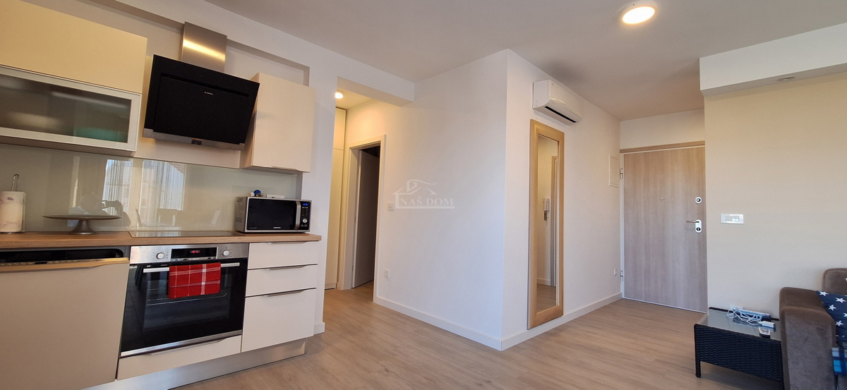 Vodice, Srima - Stan 2S+DB, II nadstropje, 120 m od plaže