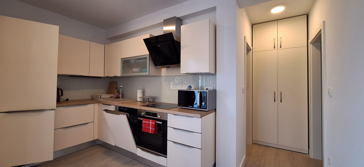 Vodice, Srima - Stan 2S+DB, II nadstropje, 120 m od plaže