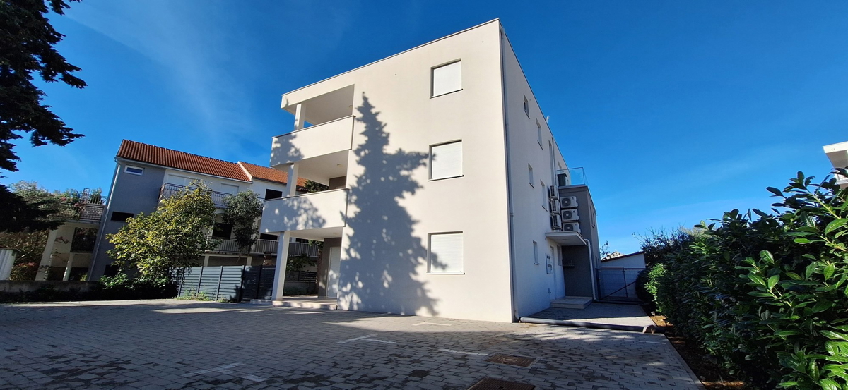 Vodice, Srima - Stan 2S+DB, II nadstropje, 120 m od plaže