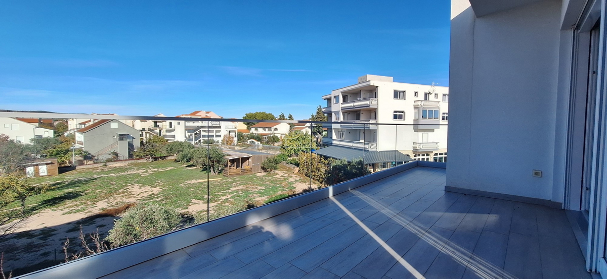 Vodice, Srima - Stan 2S+DB, II nadstropje, 120 m od plaže