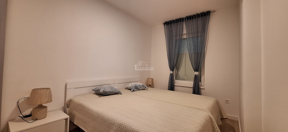 Vodice, Srima - Stan 2S+DB, II nadstropje, 120 m od plaže