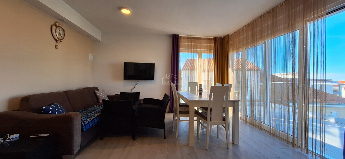 Vodice, Srima - Stan 2S+DB, II nadstropje, 120 m od plaže