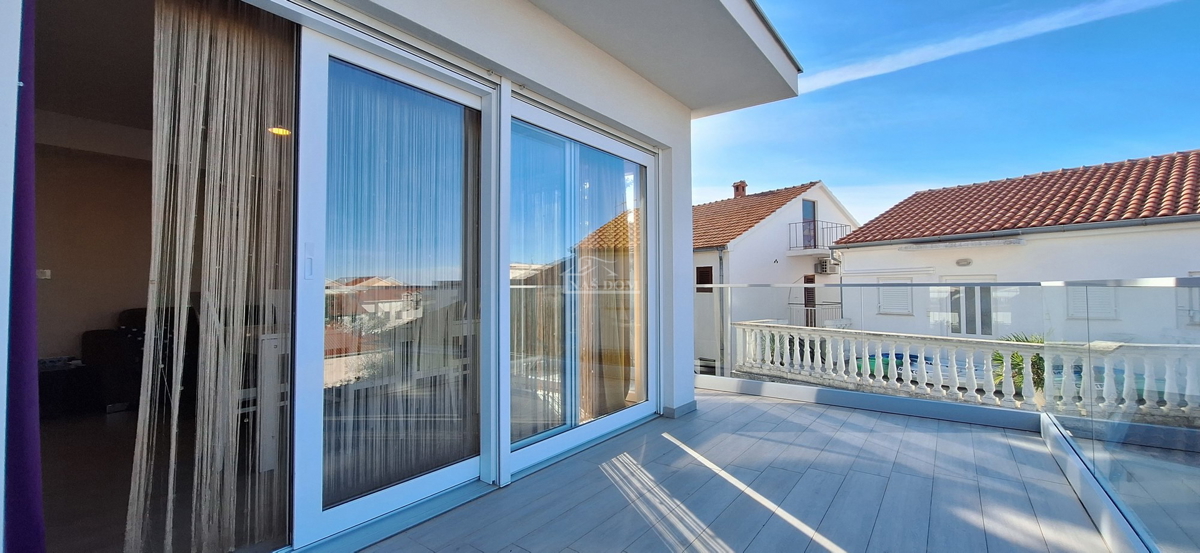 Vodice, Srima - Stan 2S+DB, II nadstropje, 120 m od plaže