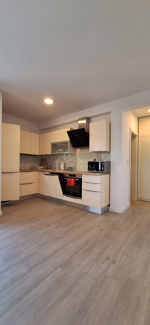 Vodice, Srima - Stan 2S+DB, II nadstropje, 120 m od plaže