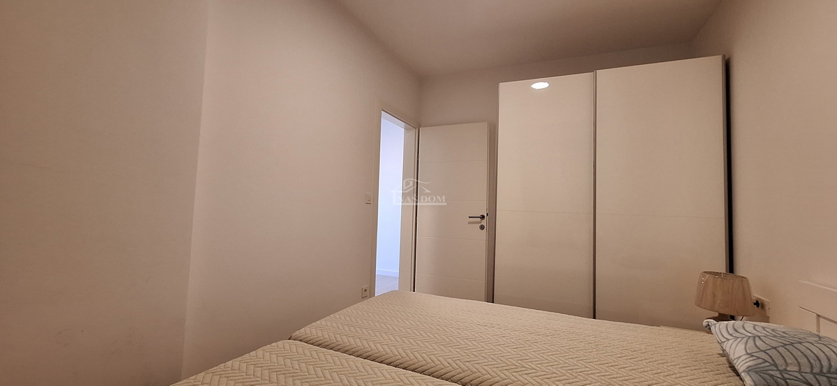 Vodice, Srima - Stan 2S+DB, II nadstropje, 120 m od plaže