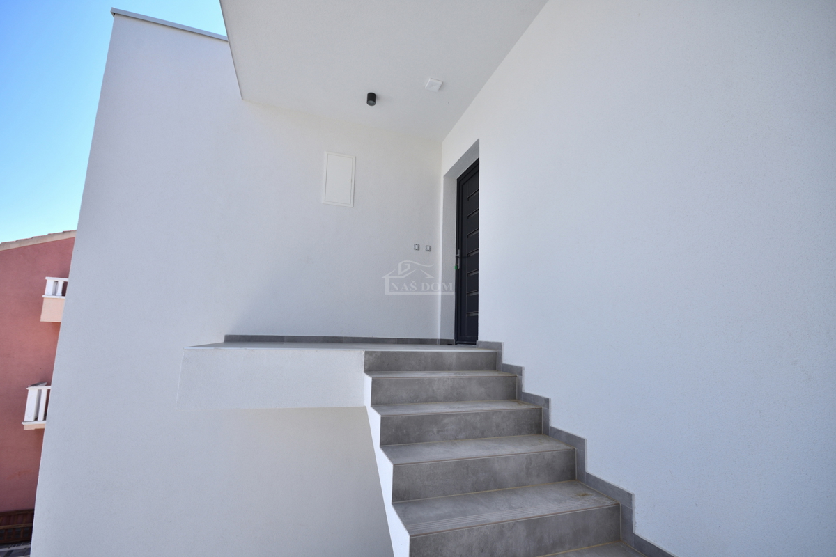 Vodice - Luksuzno stanovanje S3 v drugem nadstropju, odlična lega