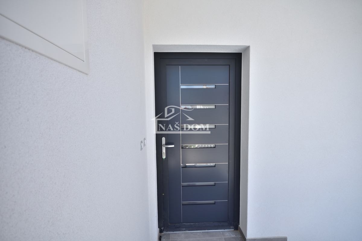 Vodice - Luksuzno stanovanje S3 v drugem nadstropju, odlična lega