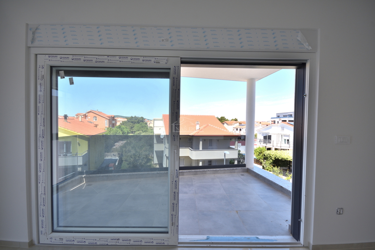 Vodice - Luksuzno stanovanje S3 v drugem nadstropju, odlična lega